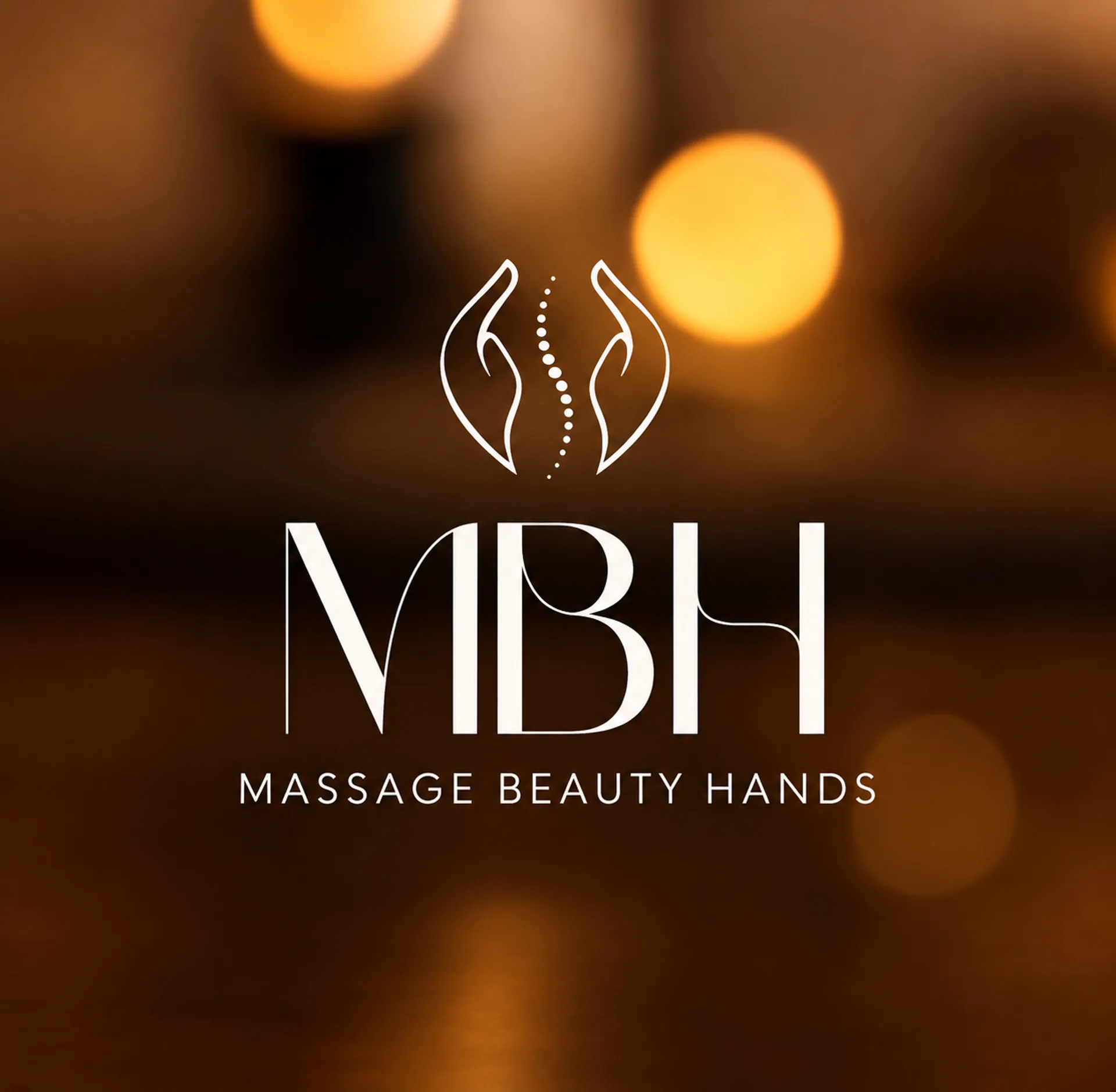 Le logo Massage Beauty Hands sur un fond de lumières chaudes et floues