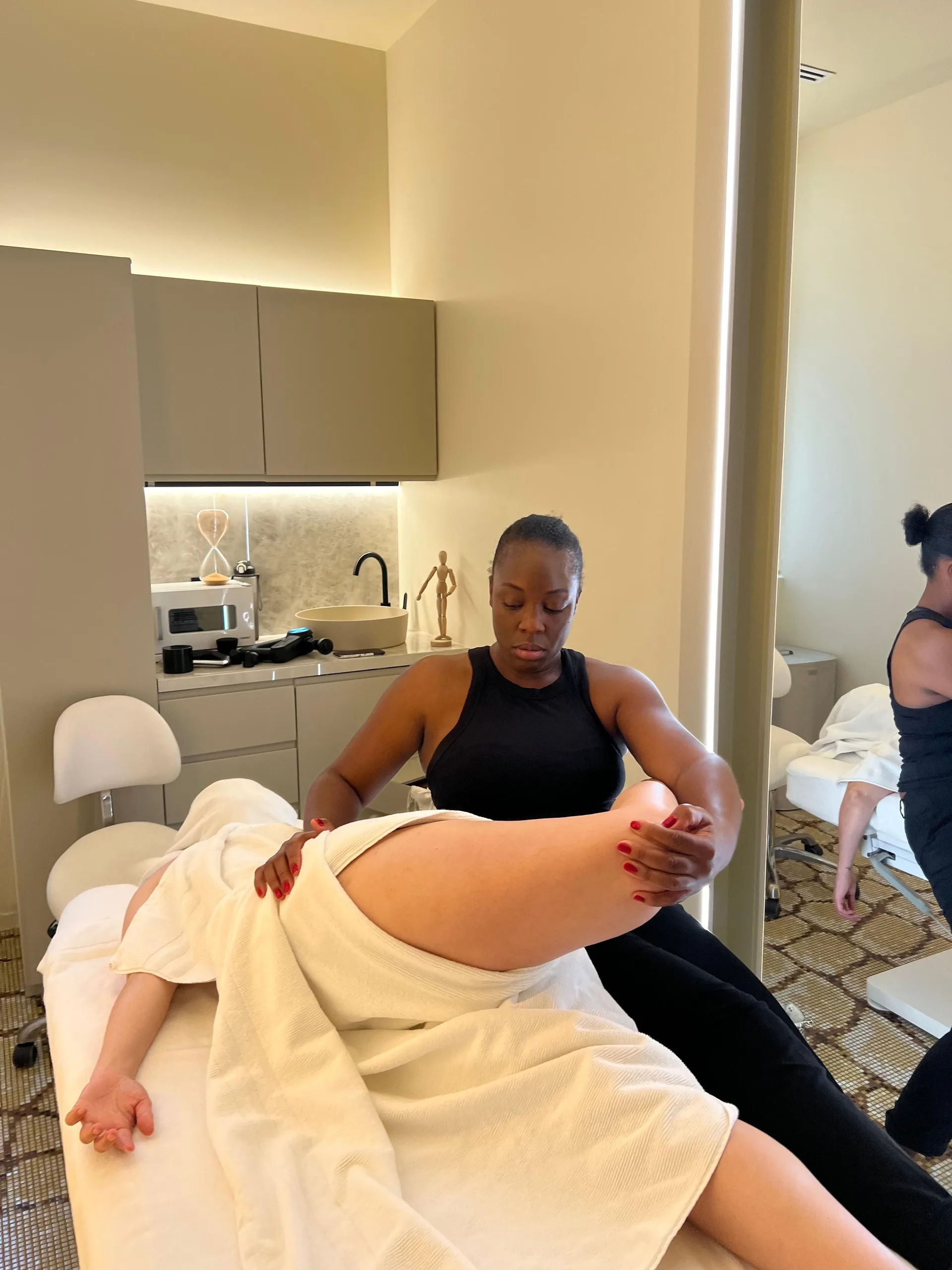 Une séance de récupération musculaire en cabine de soin